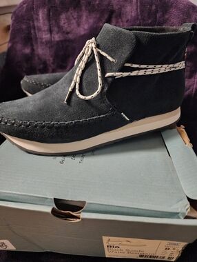 NWT TOMS SUEDE BLACK SHORT BOOT SIZE 8.5